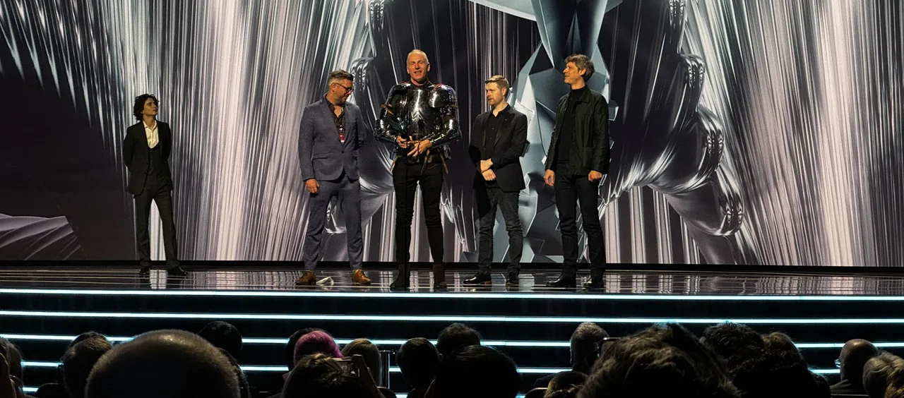 Swen Vincke no palco do The Game Awards vestindo armadura