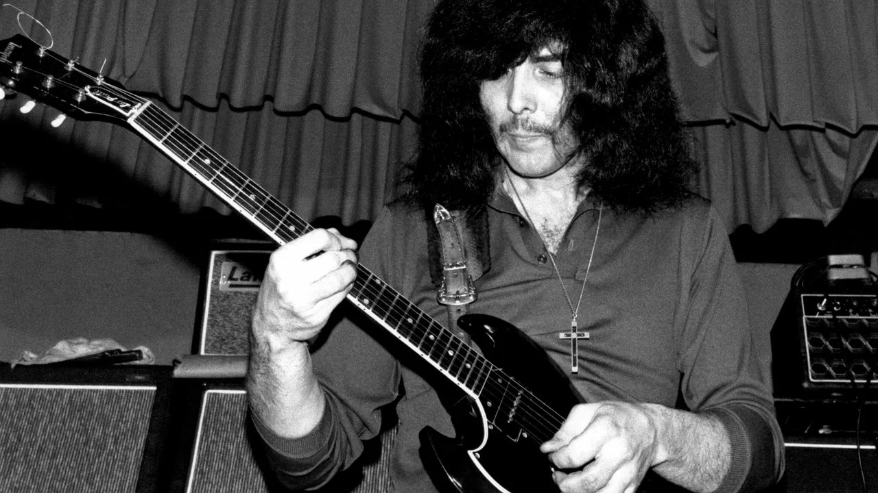 Tony Iommi tocando guitarra