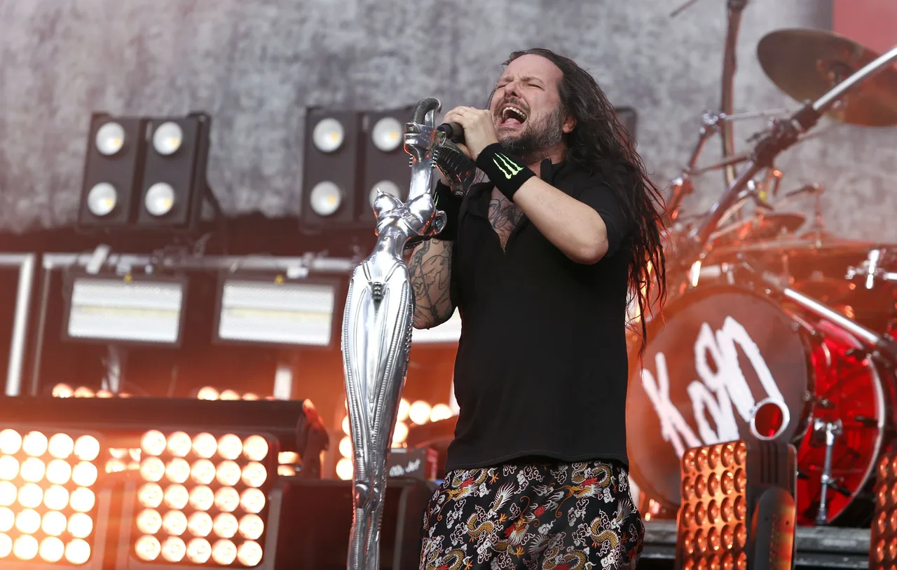 Korn se apresentando ao vivo em show de nu metal