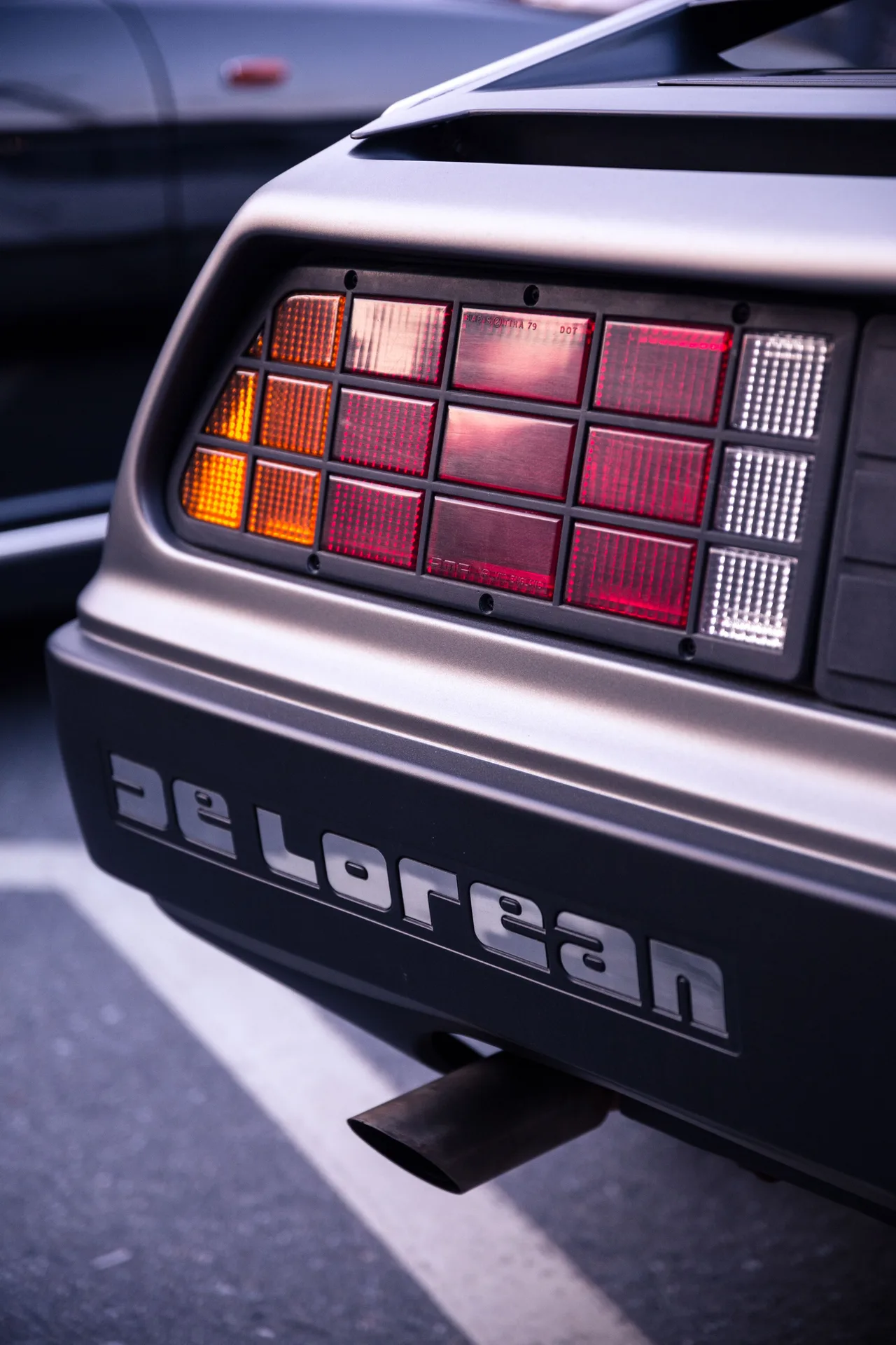 DeLorean com as portas em asa de gaivota abertas