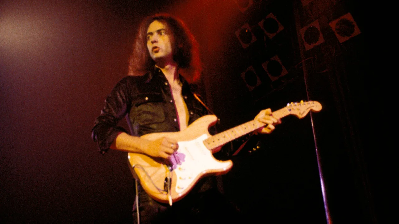 Ritchie Blackmore tocando guitarra
