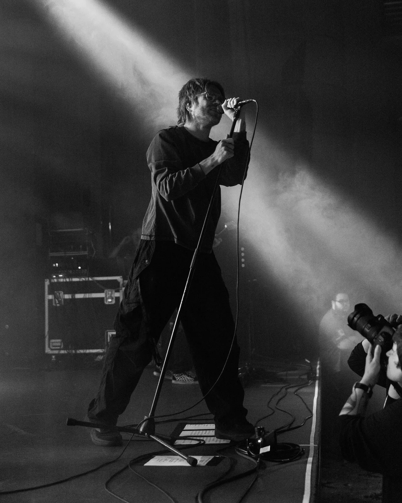 Rou Reynolds, vocalista do Enter Shikari, cantando ao microfone