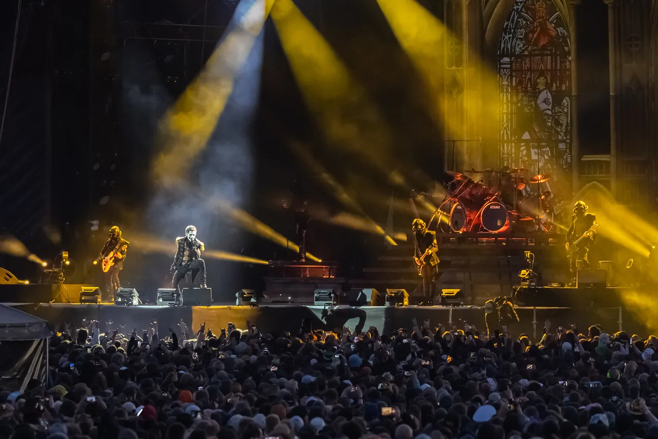 Ghost tocando ao vivo no Sweden Rock Festival 2023, com o vocalista mascarado à frente
