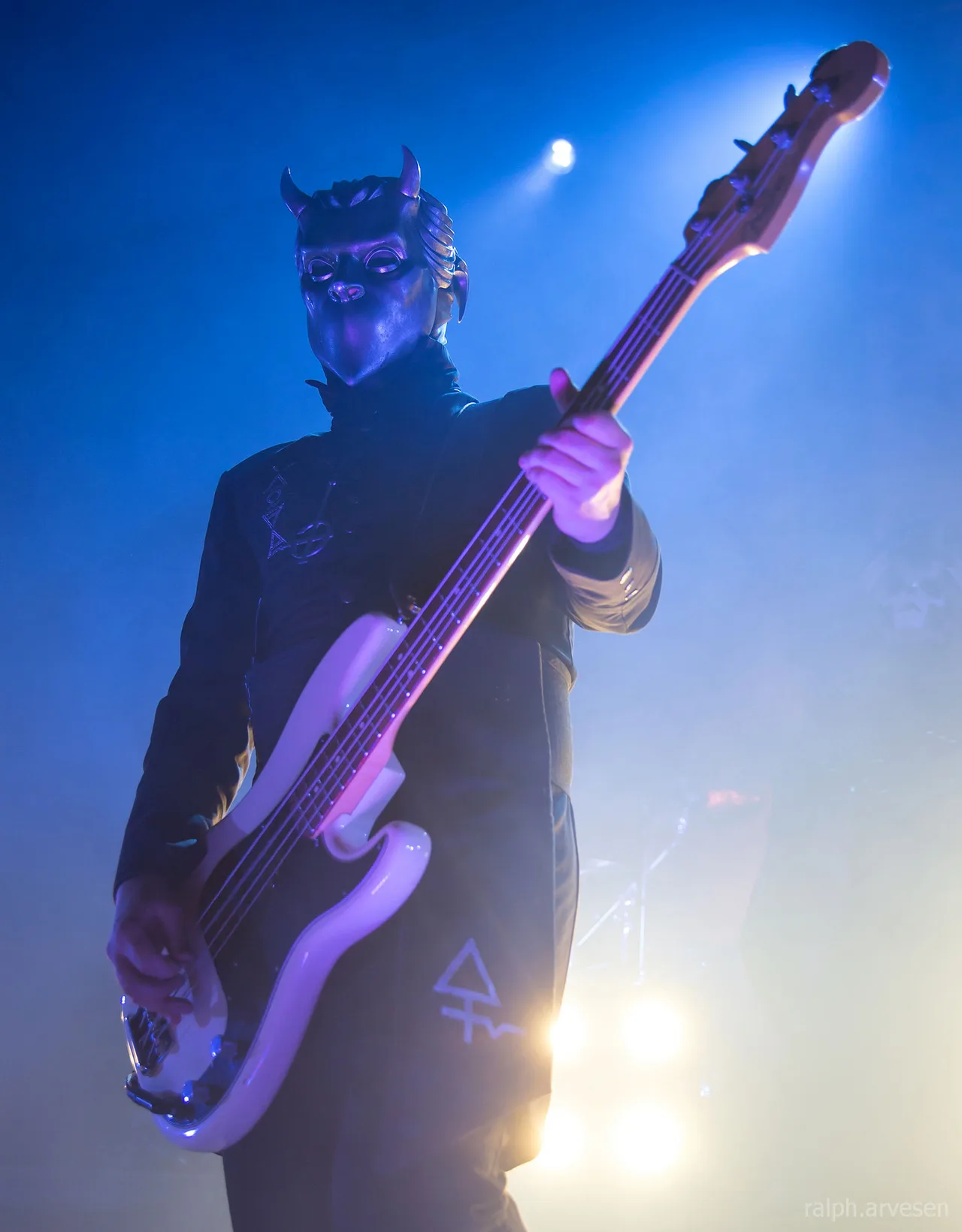 Nameless Ghoul do Ghost tocando baixo ao vivo, mascarado