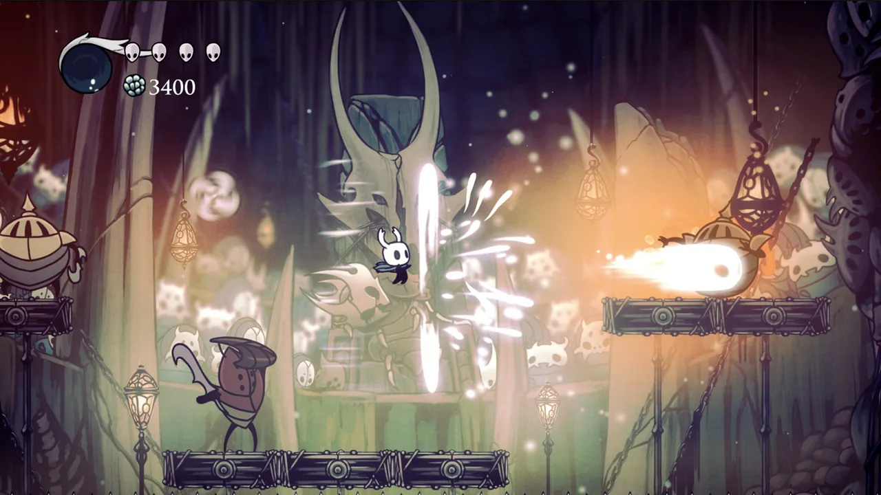 O Cavaleiro em combate em Hallownest, em cena do jogo Hollow Knight