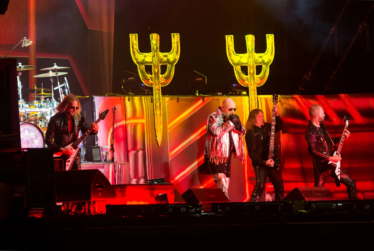 Judas Priest se apresentando ao vivo no festival Wacken Open Air