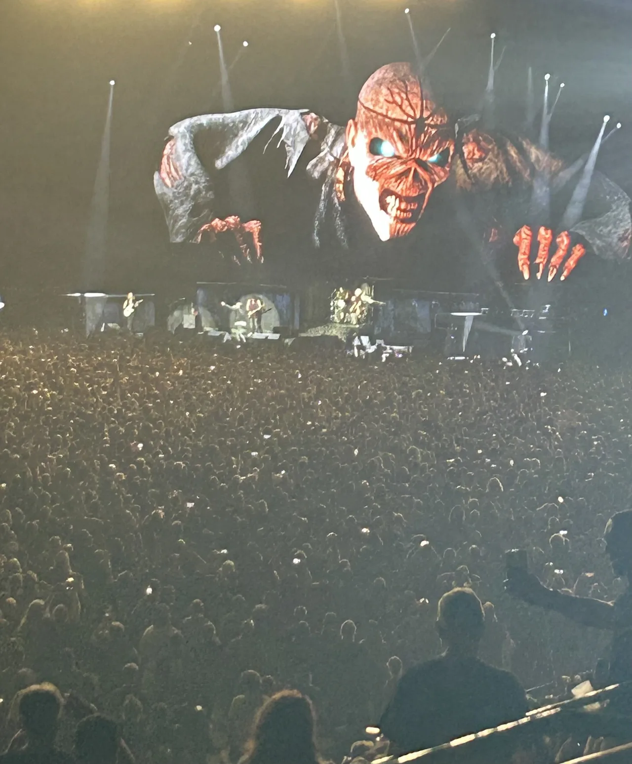 Iron Maiden se apresentando ao vivo no palco durante a turnê Run For Your Lives