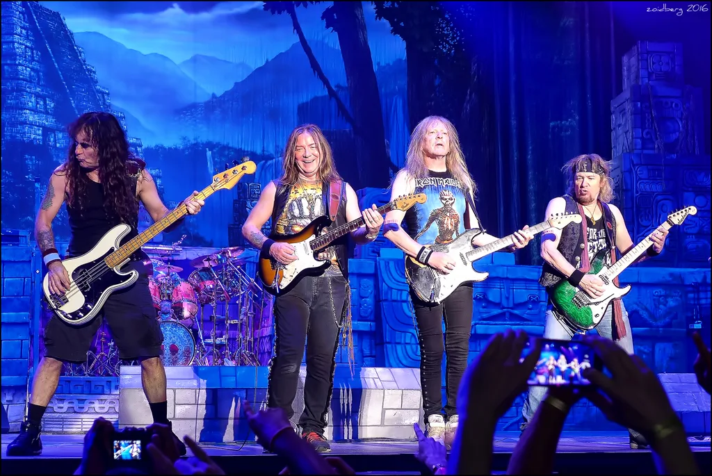 Iron Maiden se apresentando ao vivo em Madri
