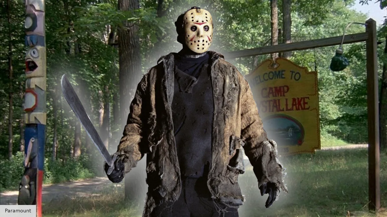 Jason Voorhees com sua icônica máscara de hóquei, em frente à placa do Acampamento Crystal Lake