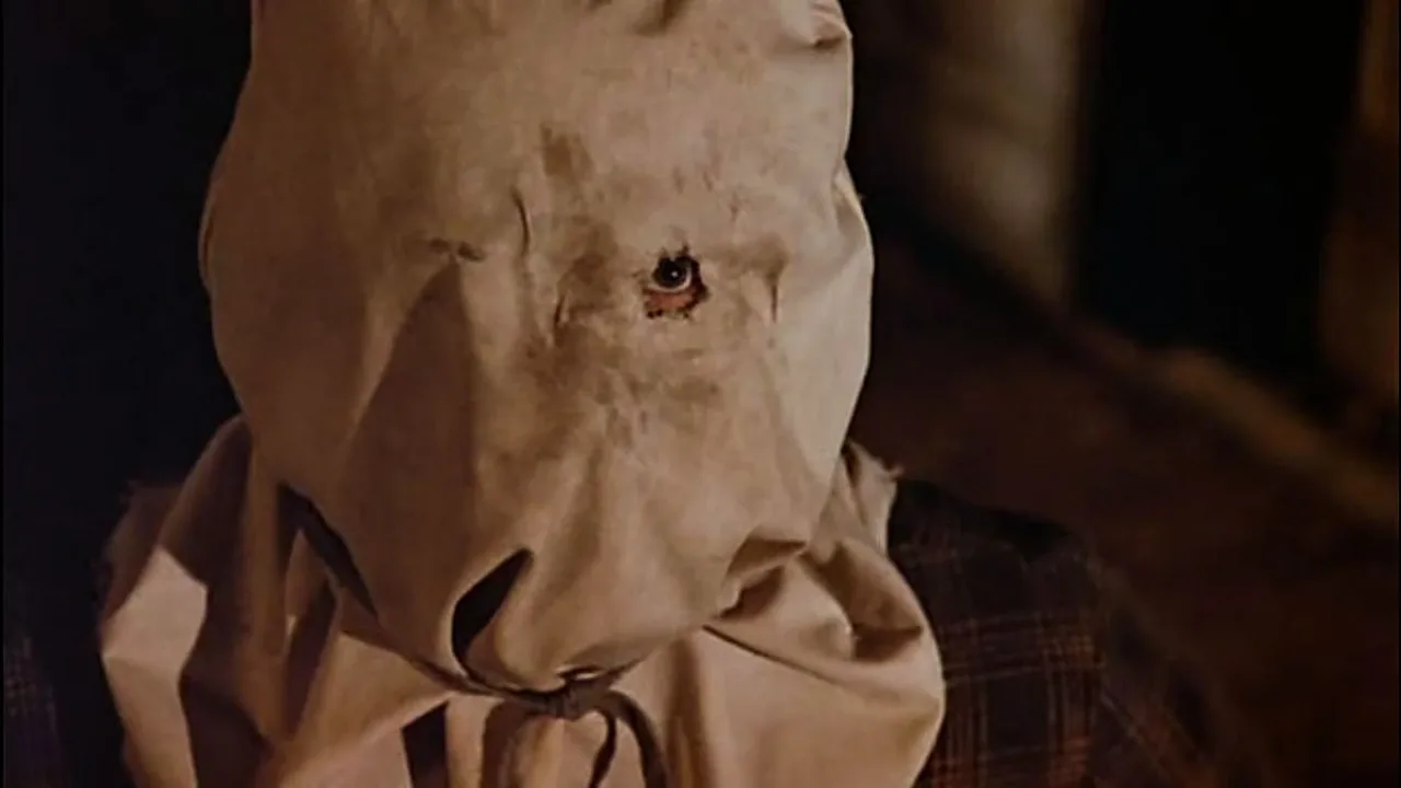 Visual de Jason Voorhees em Sexta-Feira 13 Parte 2, com saco na cabeça