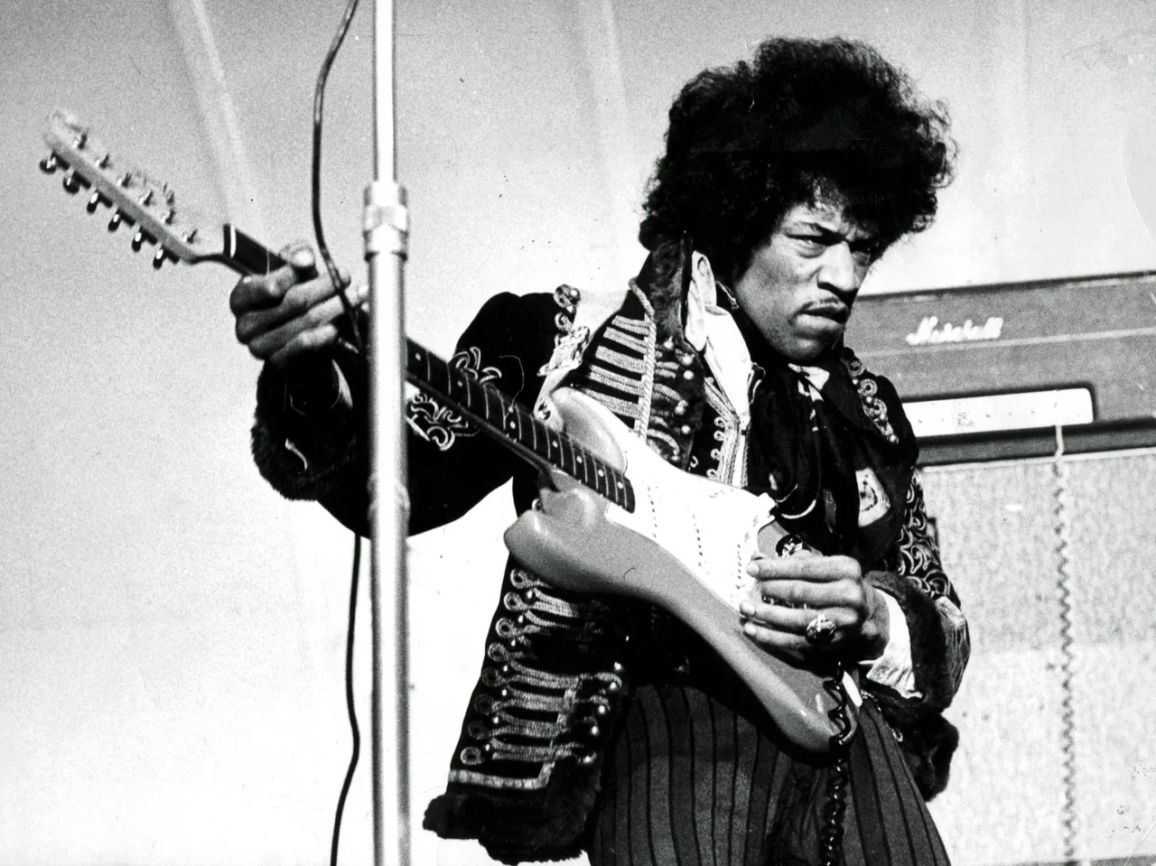 Jimi Hendrix tocando guitarra