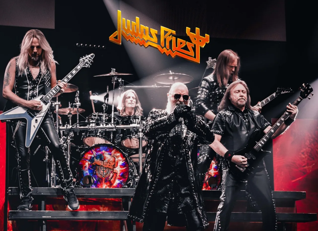Judas Priest em show usando couro