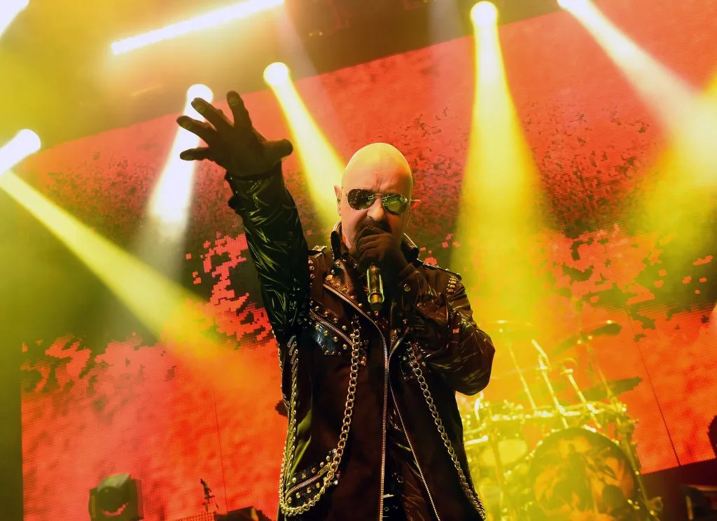 Rob Halford entrando de moto no palco