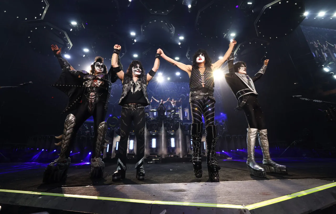 Show do KISS com pirotecnia no palco