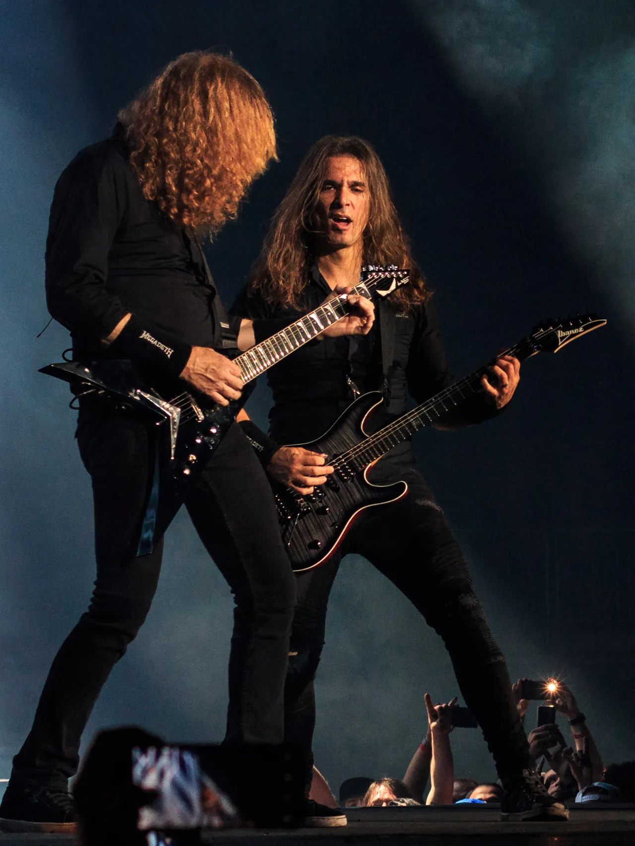 Dave Mustaine e Kiko Loureiro tocando guitarra em show do Megadeth
