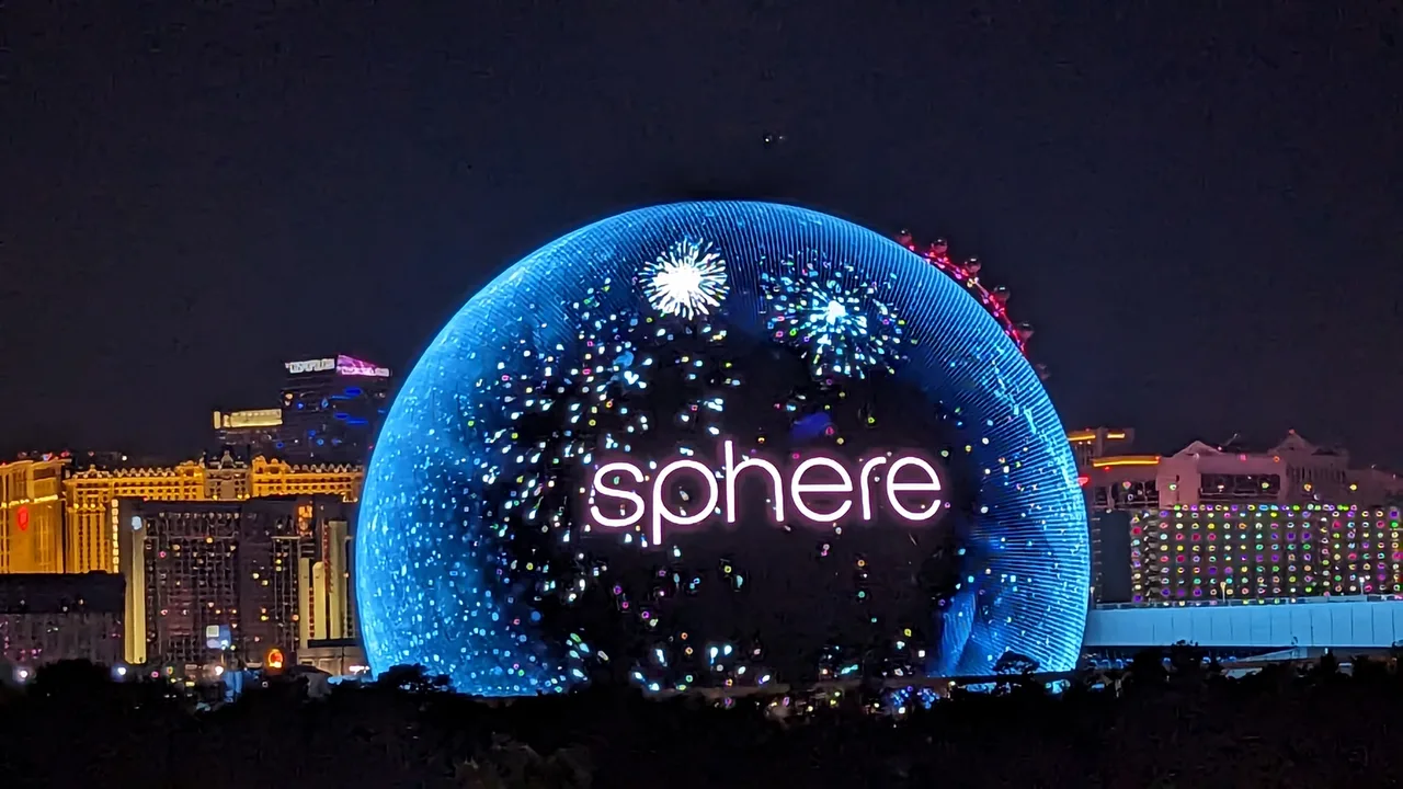 A Sphere de Las Vegas iluminada à noite, com sua fachada esférica de LED