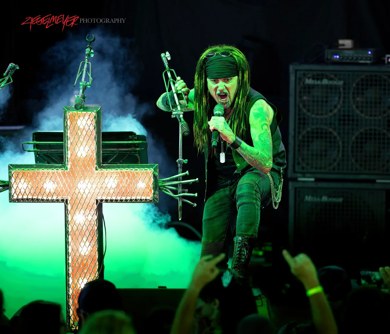 Al Jourgensen se apresentando com o Ministry