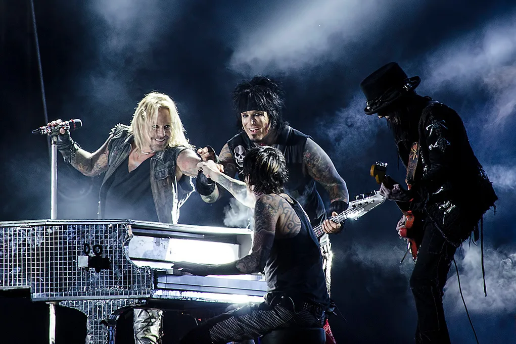Banda Mötley Crüe se apresentando ao vivo no Sweden Rock Festival