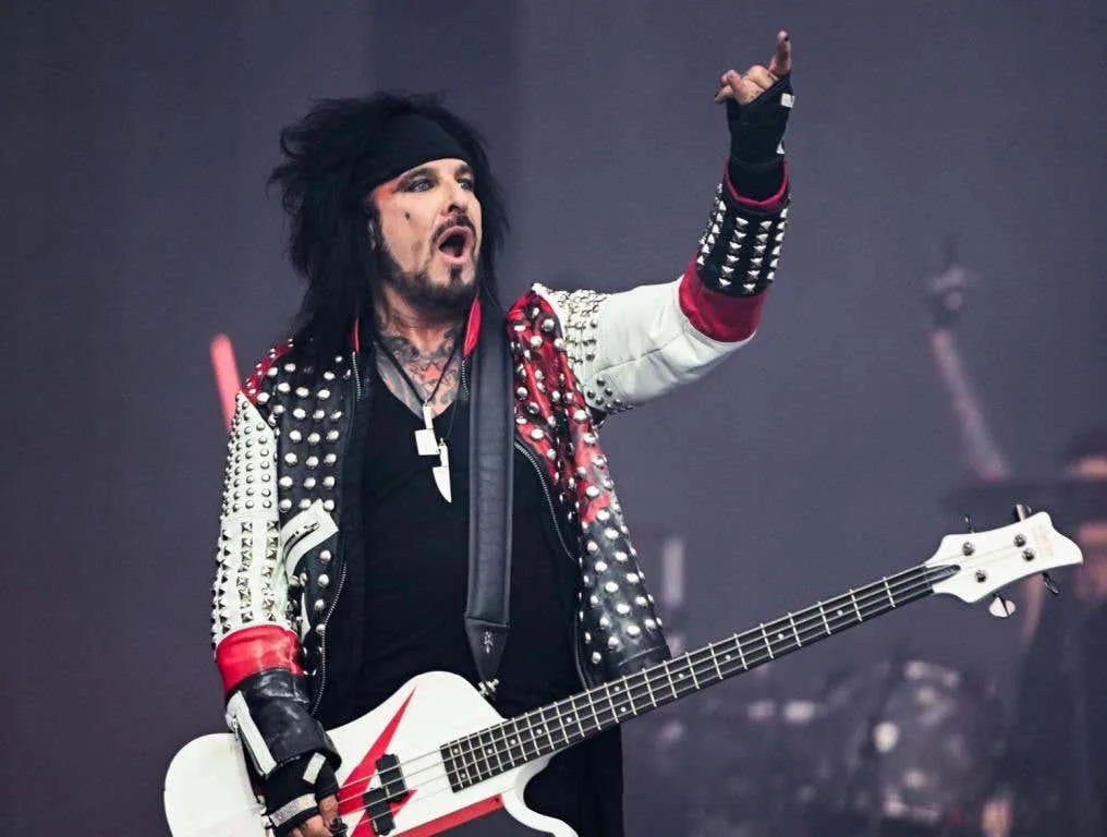 Nikki Sixx tocando baixo em show do Mötley Crüe