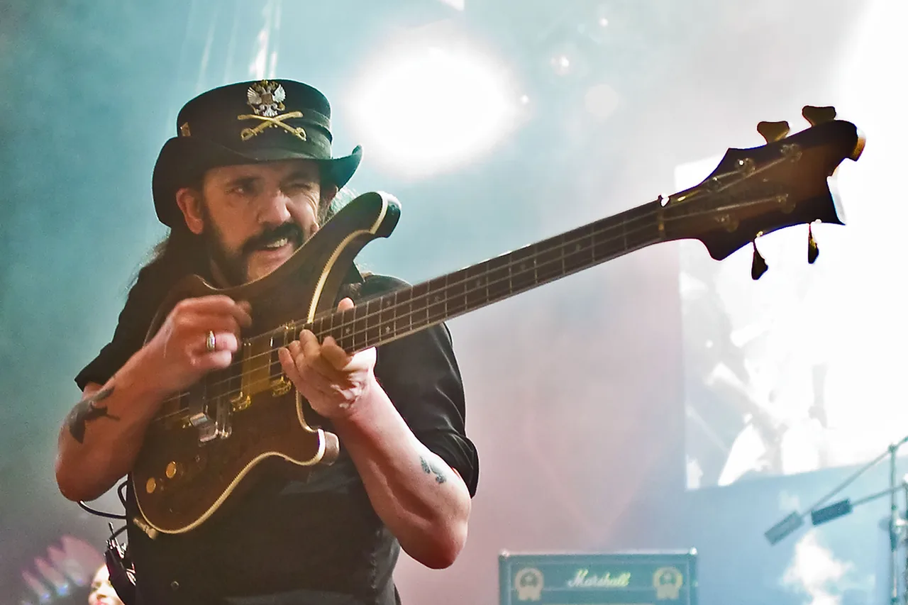 Lemmy Kilmister tocando baixo ao vivo com o Motörhead