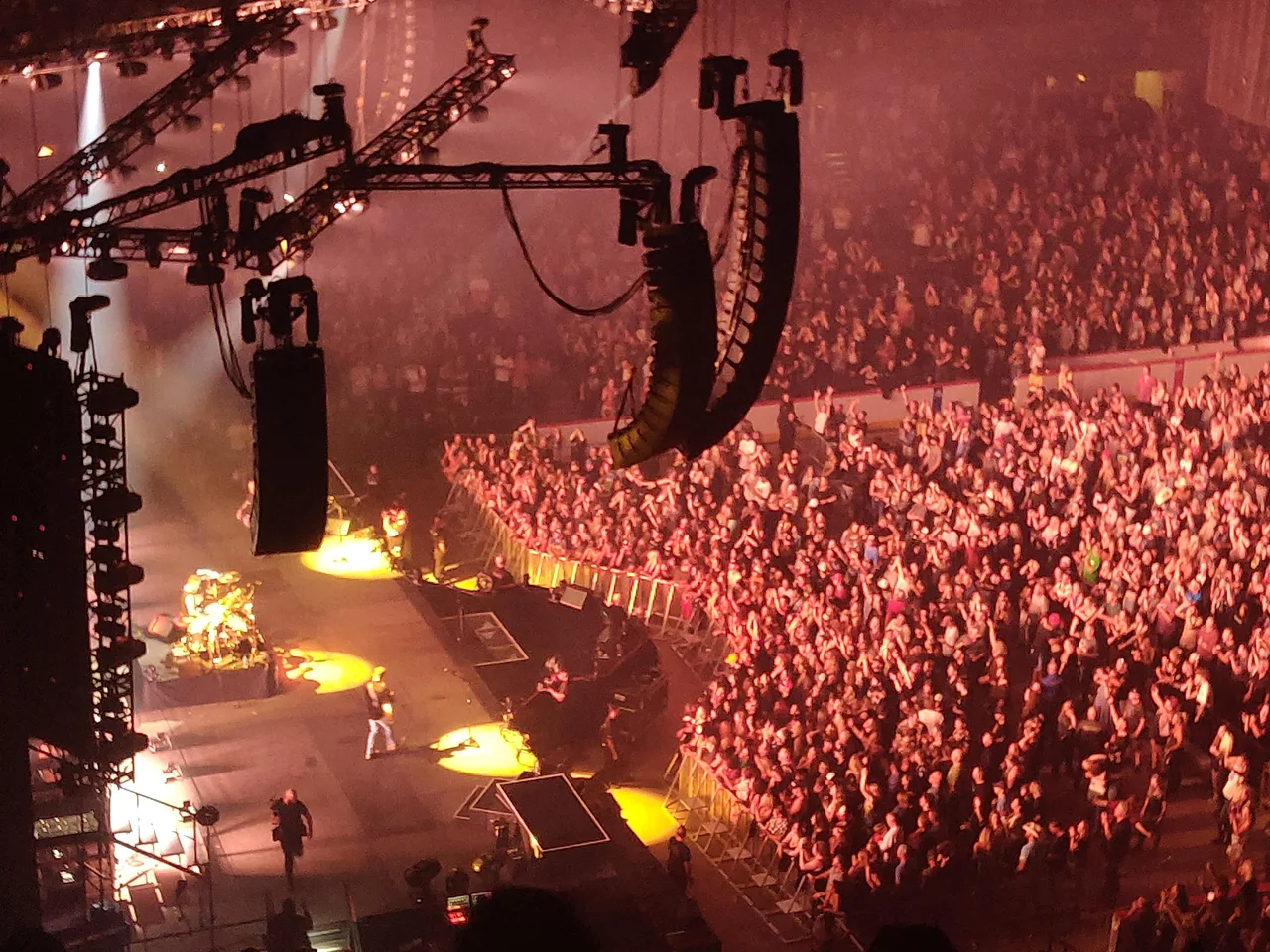 Banda Nickelback se apresentando no palco