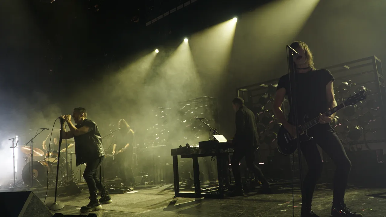 Trent Reznor se apresentando ao vivo com o Nine Inch Nails