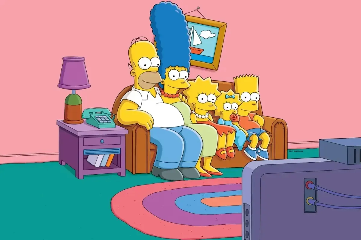 Família Simpsons sentada no sofá em cena de abertura do desenho