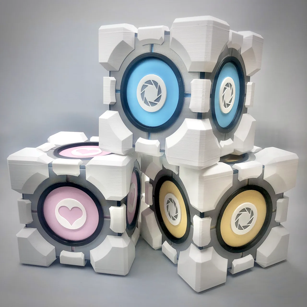 Réplica do Weighted Companion Cube, cubo rosa icônico do jogo Portal