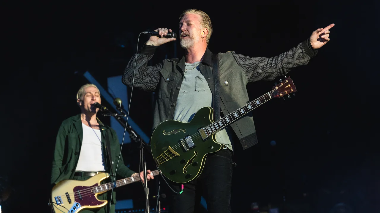 Queens of the Stone Age se apresentando ao vivo