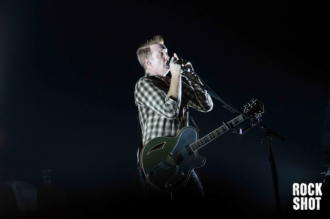 Josh Homme tocando guitarra