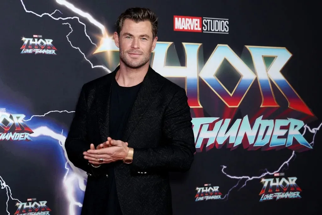 foto do ator Chris Hemsworth em evento do filme Thor amor e trovão
