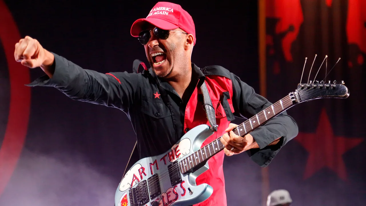 Tom Morello tocando guitarra em show