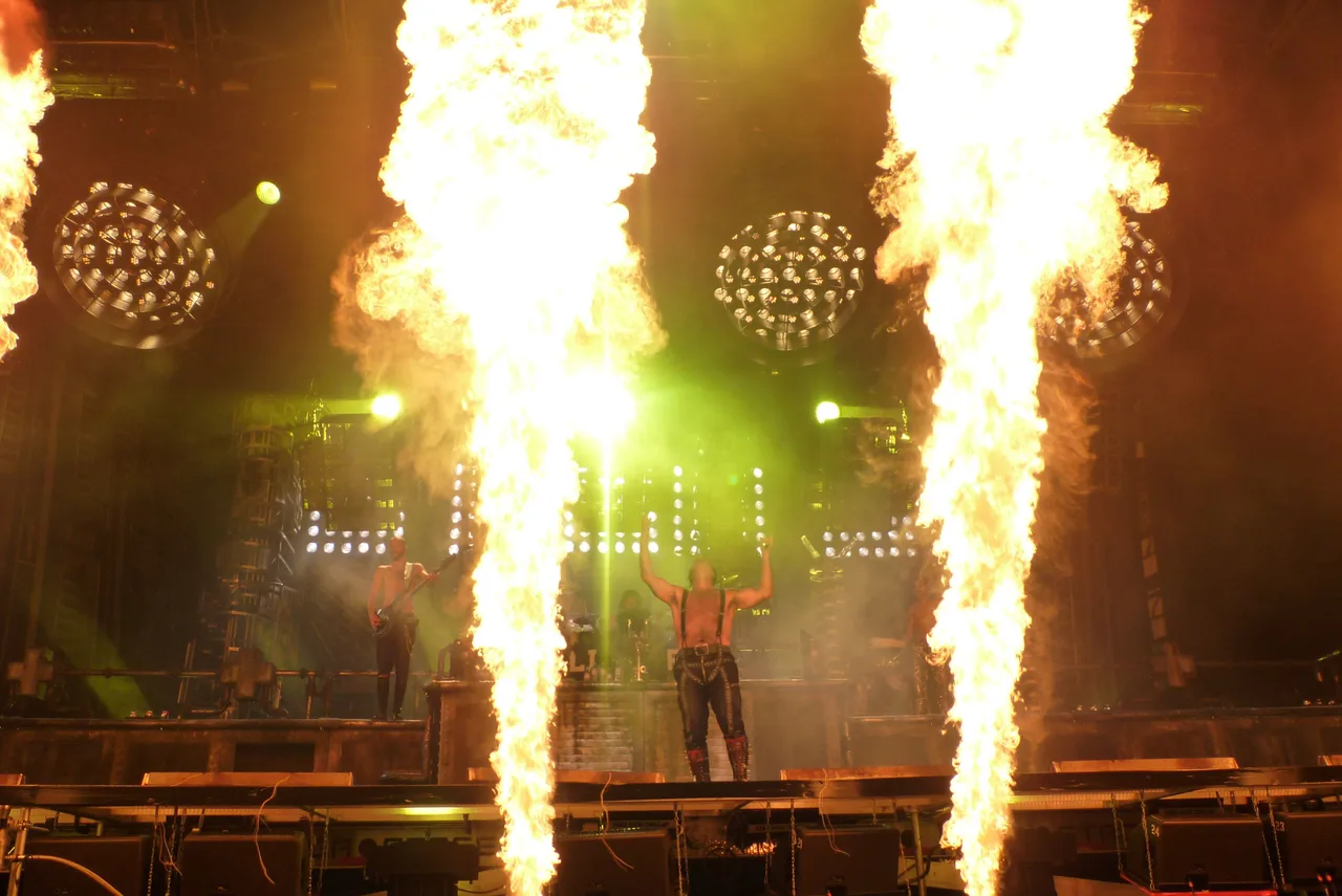 Show do Rammstein com pirotecnia no palco