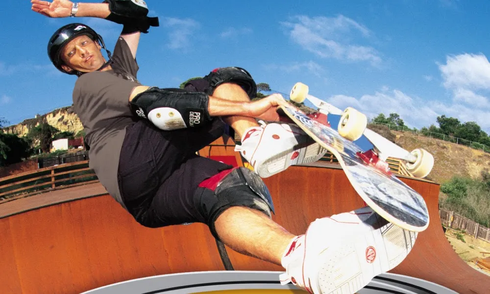 Tony Hawk's fazendo manobra de skate