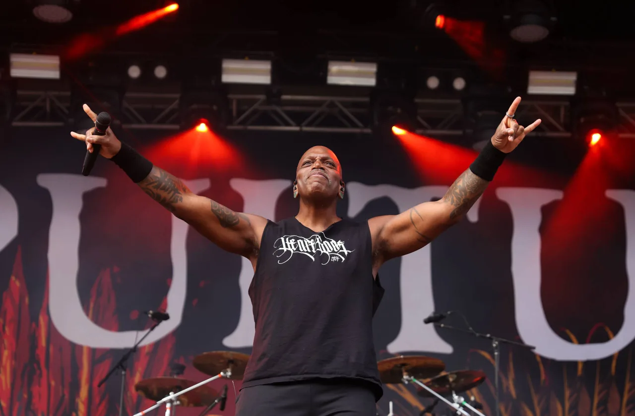 Sepultura se apresentando ao vivo