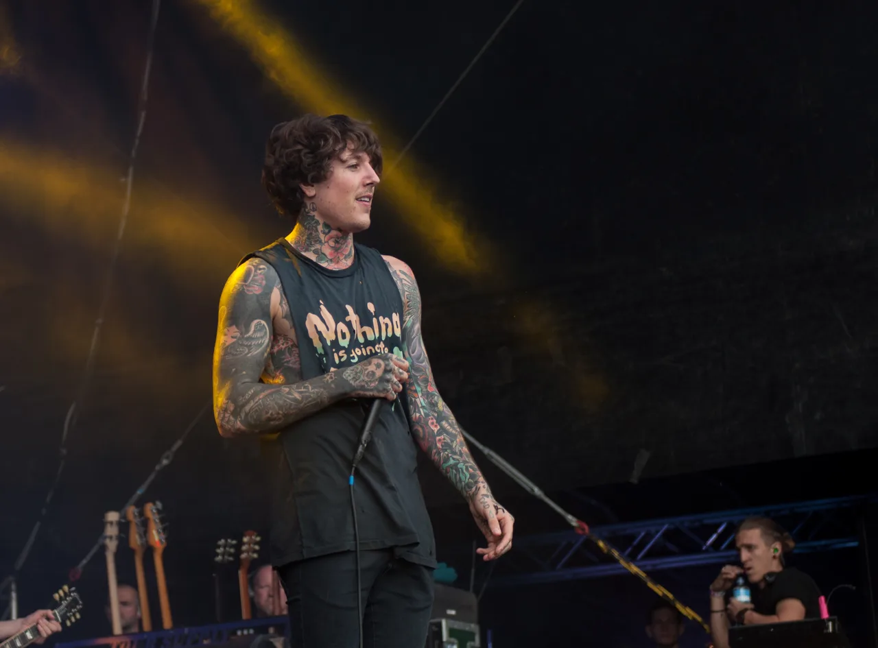Bring Me the Horizon se apresentando ao vivo