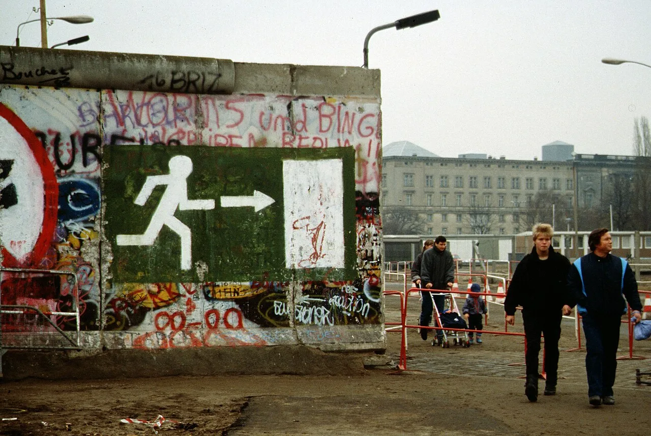 Pessoas caminhando após a queda do Muro de Berlim em 1989