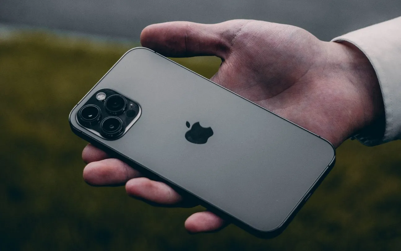 imagem do iphone em mãos