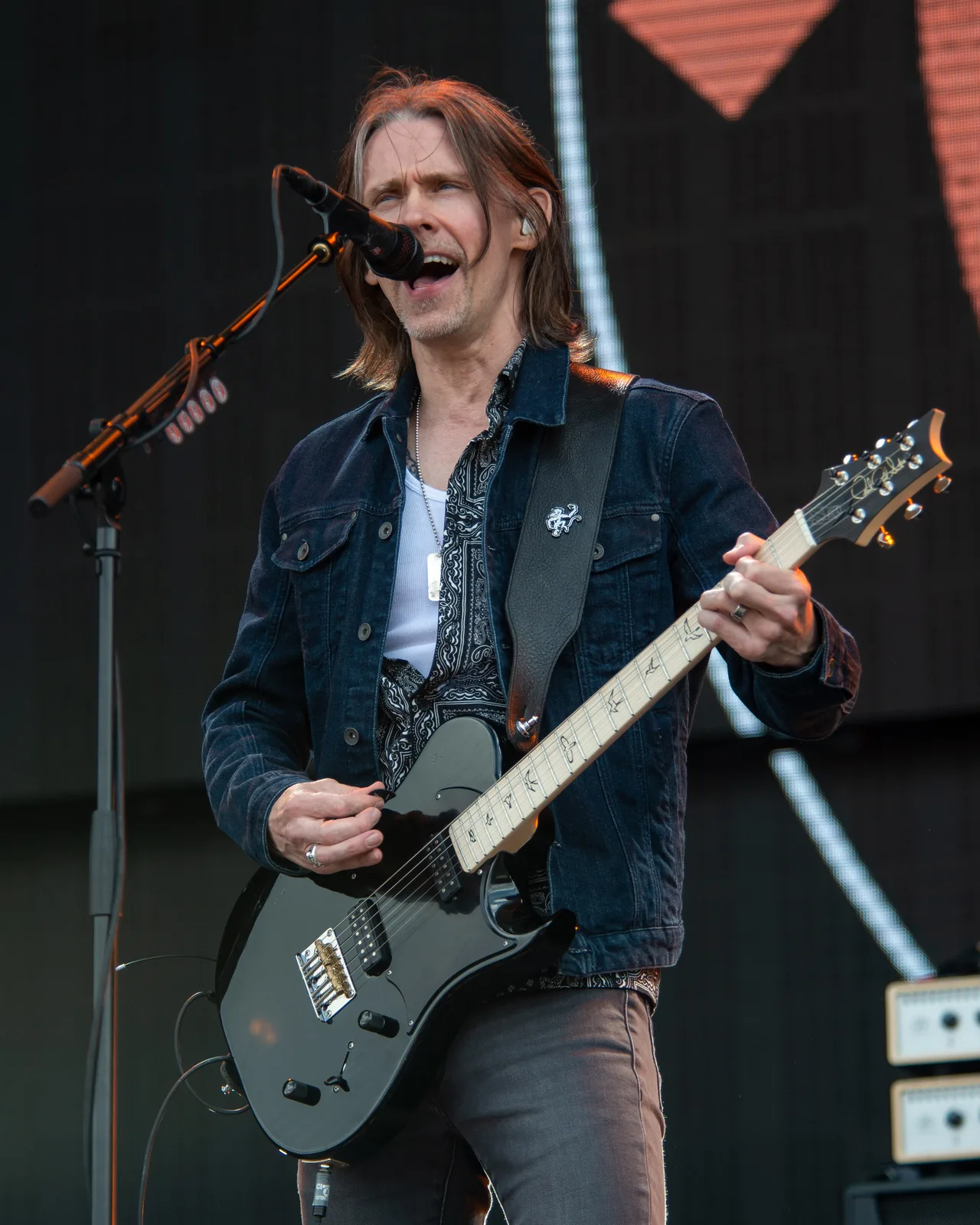 Myles Kennedy cantando no palco