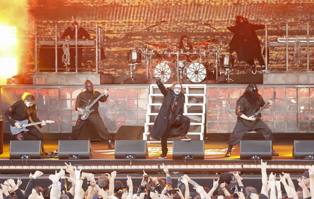 Integrantes mascarados do Slipknot ao vivo