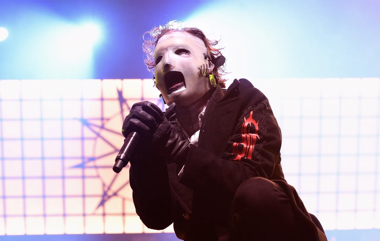 Corey Taylor no palco com o Slipknot