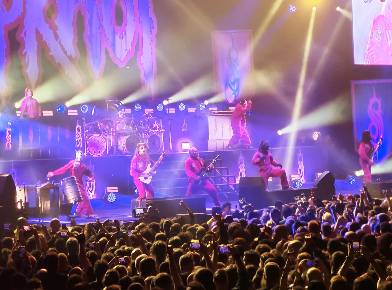Slipknot se apresentando ao vivo na O2 Arena em dezembro de 2024