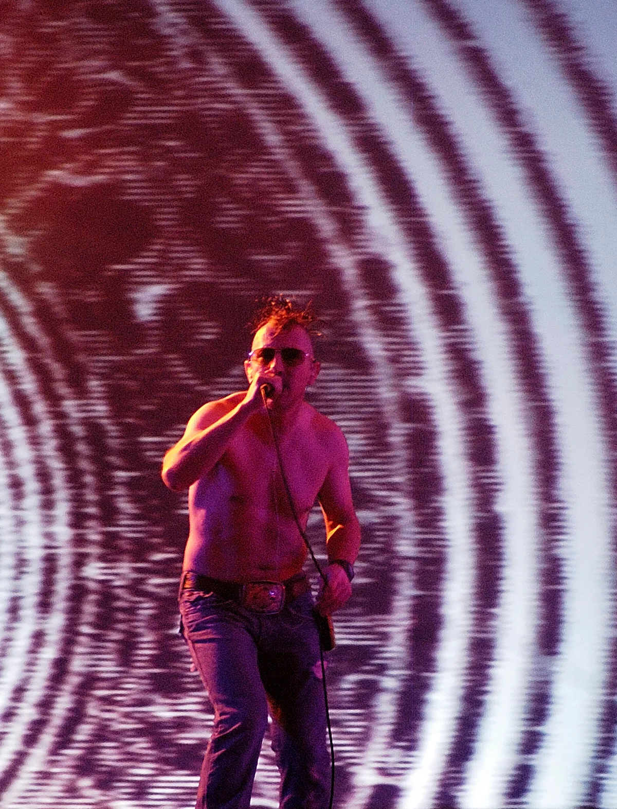 Maynard James Keenan se apresentando com o Tool