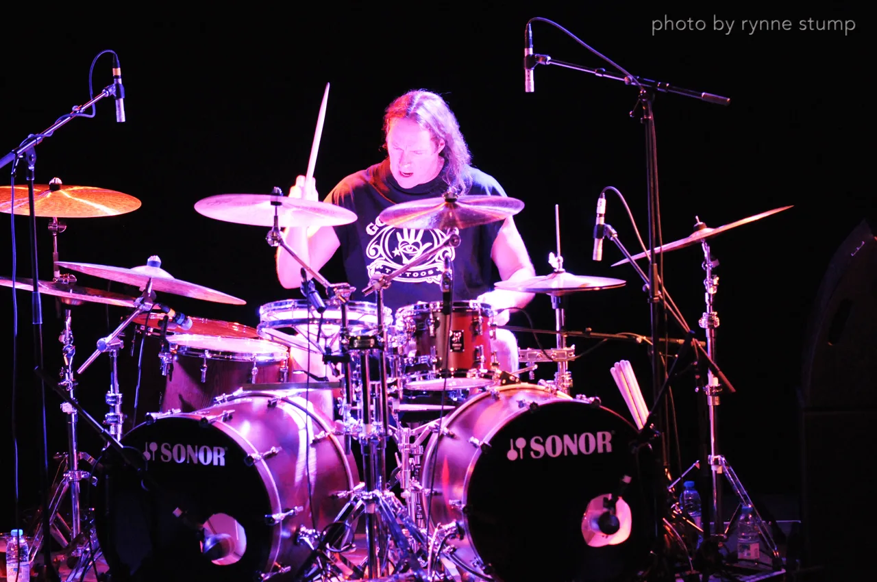 Danny Carey tocando bateria em show do Tool