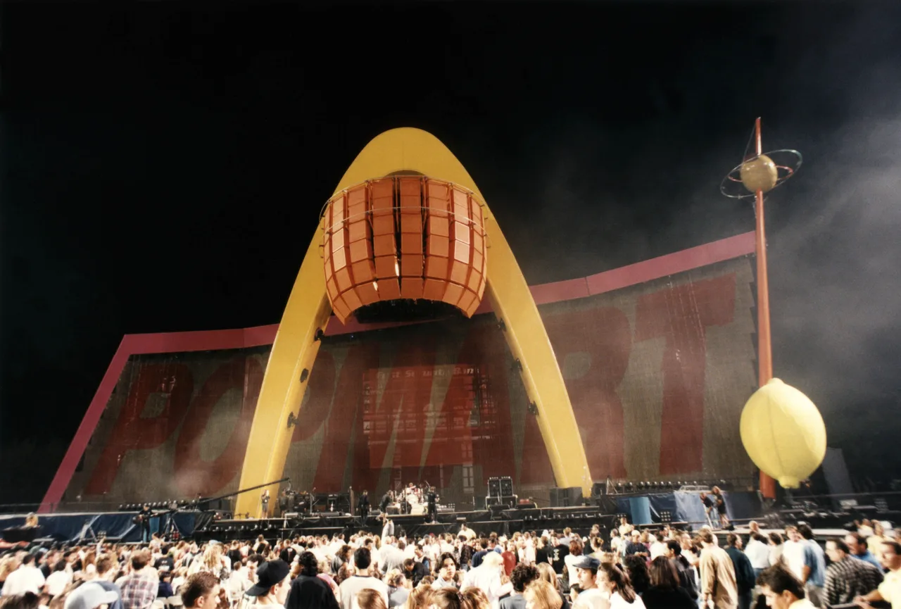 U2 se apresentando ao vivo em um show de estádio