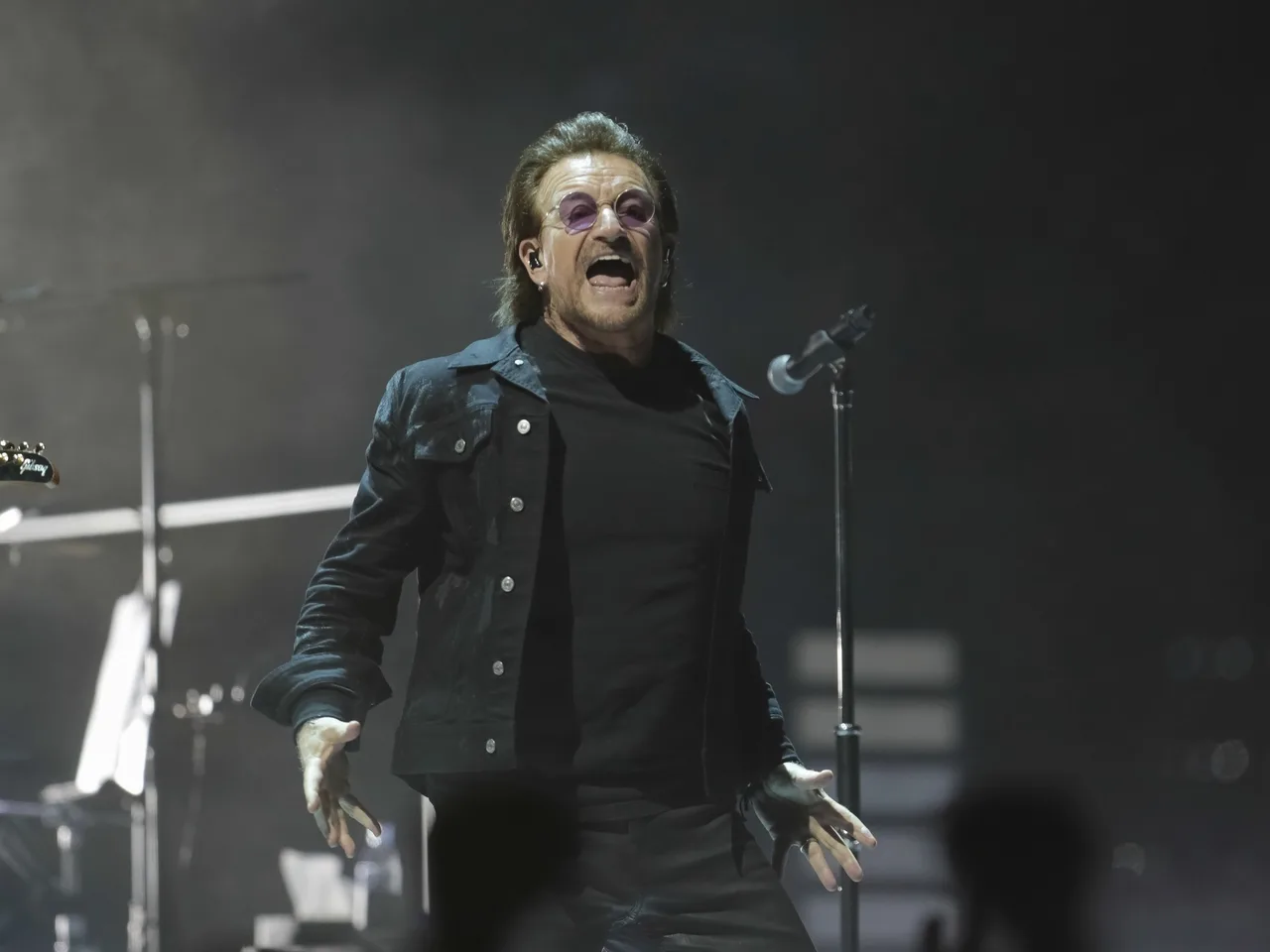 Bono, vocalista do U2, cantando em um show