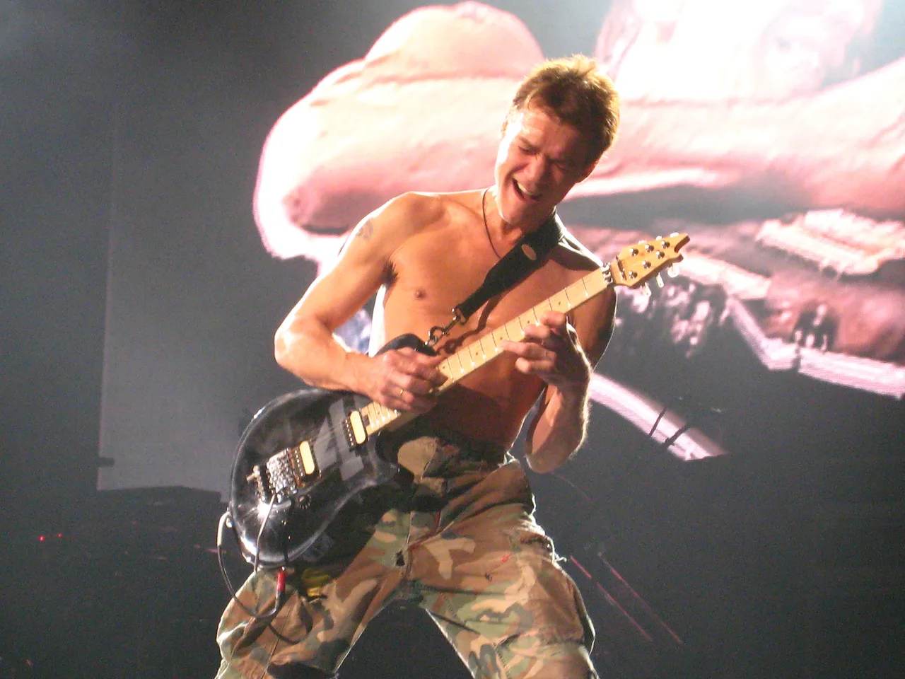 Eddie Van Halen tocando guitarra ao vivo